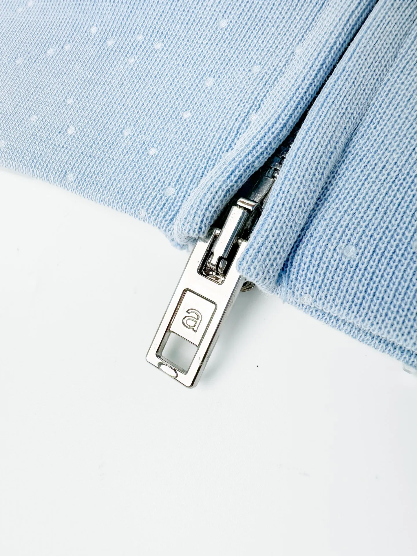 AP Alexander Wang ， ， 。 Light Blue ， ， ， 。 ， ， ， ， 。 ， ， ； ， ， ， 。Light Blue ， 。 1. ， Alexander Wang ， 、 。 2 ， ， 。 3. ， ， Retro 。 ： 1:1 AW 1:1 AW ： Size： S M L ： DD 171